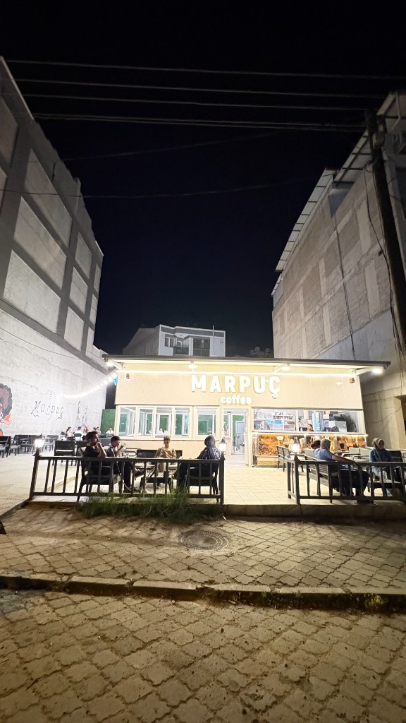 Marpuç Coffee dış cephe — gece