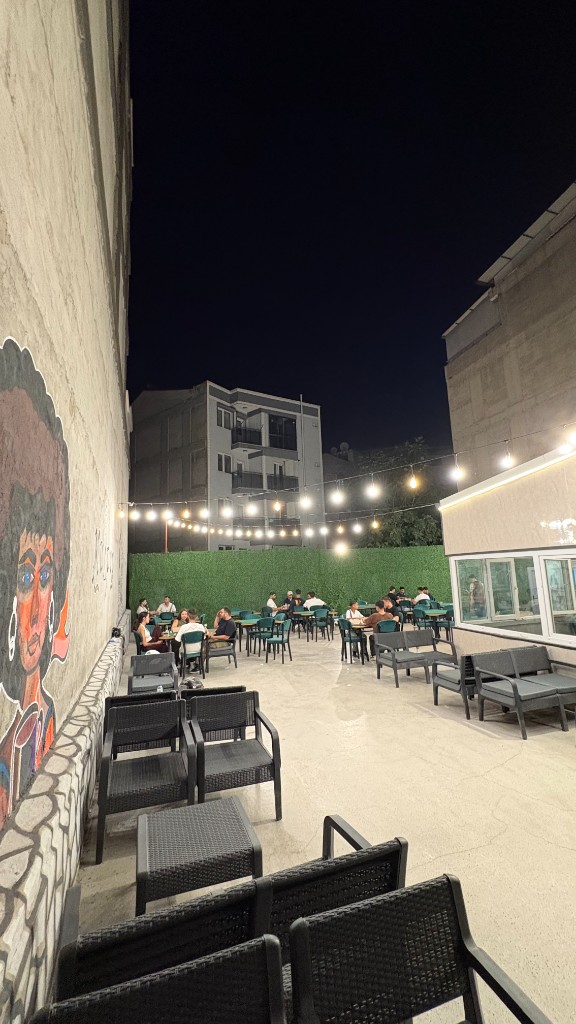 Marpuç Coffee teras — mural ve ışıklar
